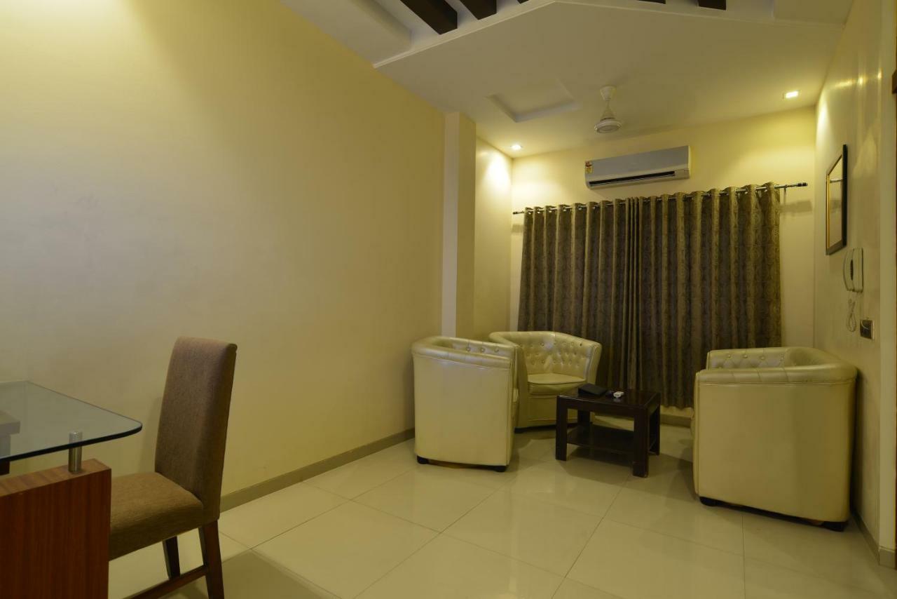 เจพี กีริยาด โฮเทล บาย โอทีเอชพีแอล Hotel Dhule ภายนอก รูปภาพ