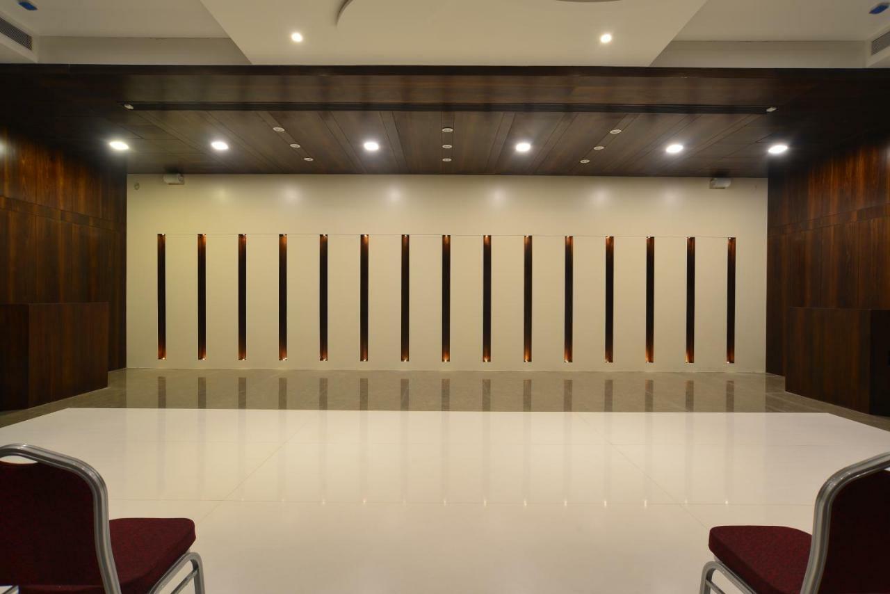 เจพี กีริยาด โฮเทล บาย โอทีเอชพีแอล Hotel Dhule ภายนอก รูปภาพ