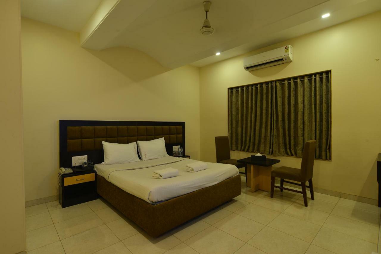 เจพี กีริยาด โฮเทล บาย โอทีเอชพีแอล Hotel Dhule ภายนอก รูปภาพ