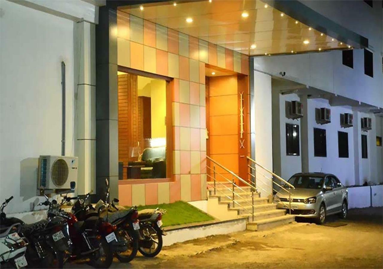 เจพี กีริยาด โฮเทล บาย โอทีเอชพีแอล Hotel Dhule ภายนอก รูปภาพ