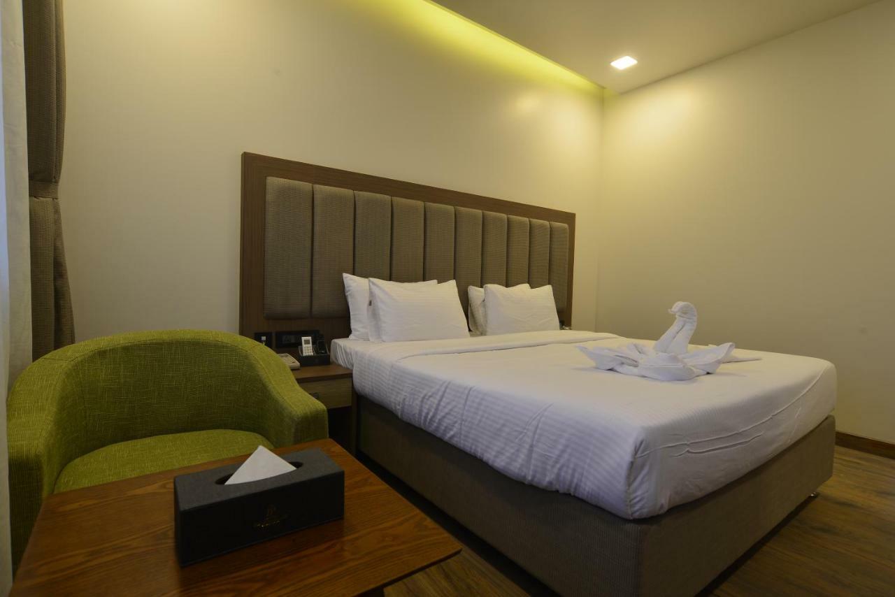 เจพี กีริยาด โฮเทล บาย โอทีเอชพีแอล Hotel Dhule ภายนอก รูปภาพ